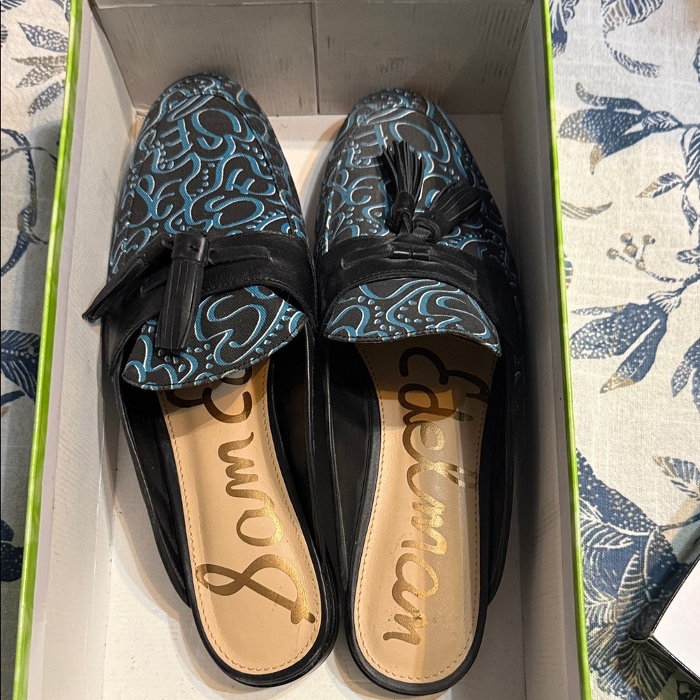 Women Black and Blue Mules